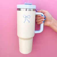 CREAM & BLUE BOW 40 OZ TUMBLER